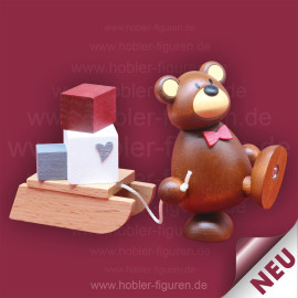 Bärnd mit Geschenkeschlitten