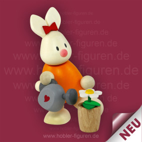 Emma mit Gießkanne und Blümchen